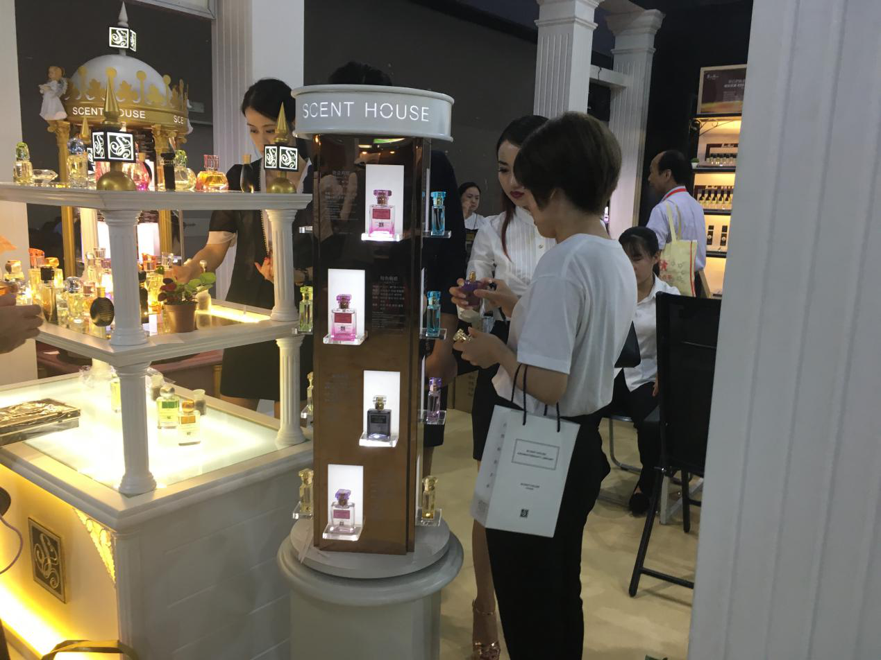 電商沖擊下化妝品行業(yè)銷售渠道互聯(lián)網(wǎng)化